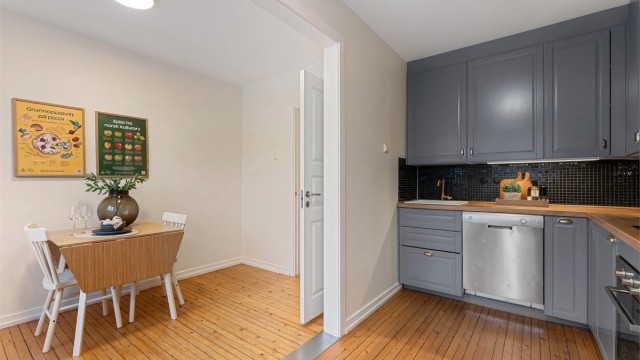 Kjøkkenet har en egen del med plass til en hyggelig spiseplass.