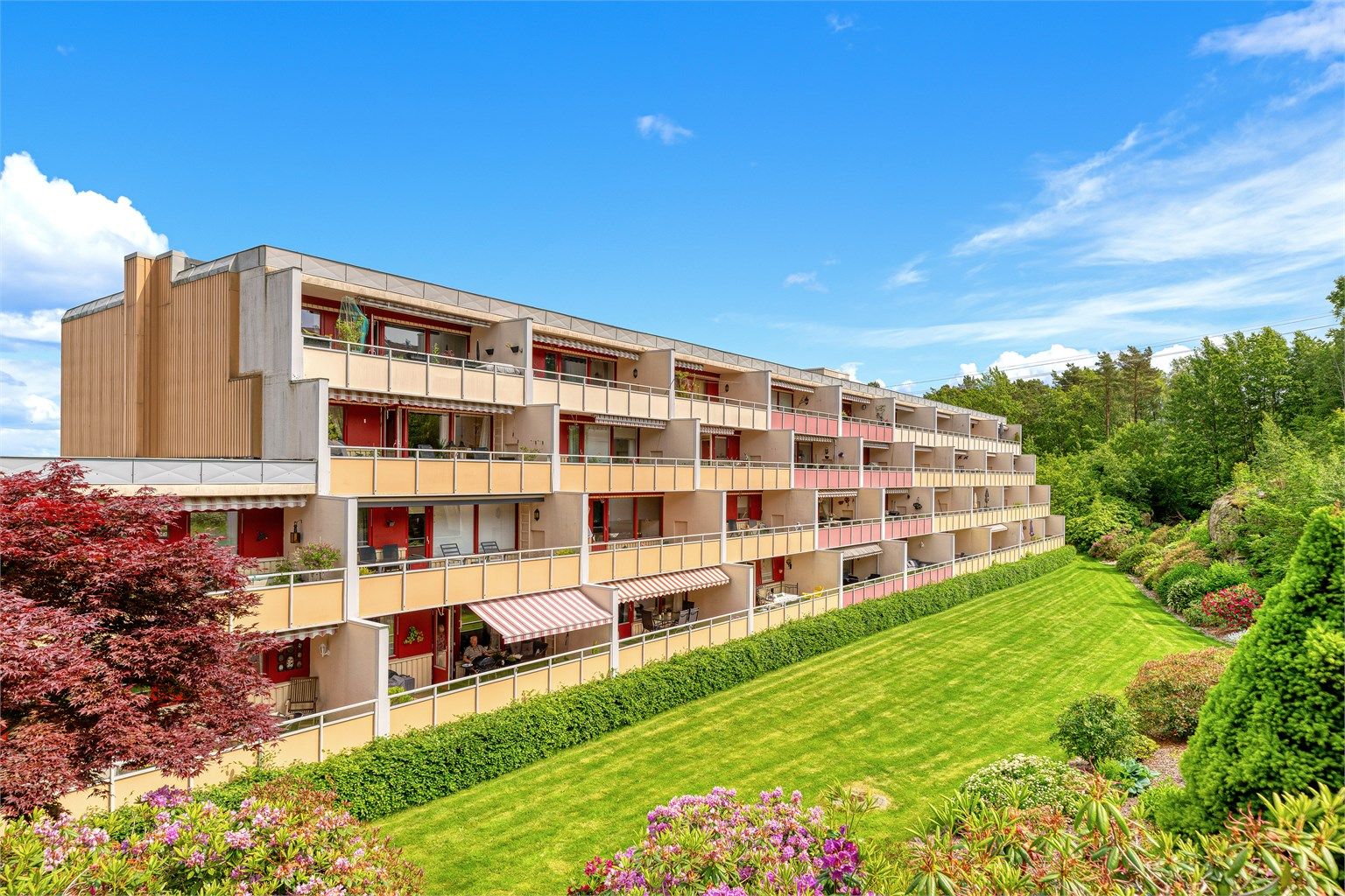 Leiligheten ligger i et populært og veldrevet borettslag i Åsane i Vågsbygd. 