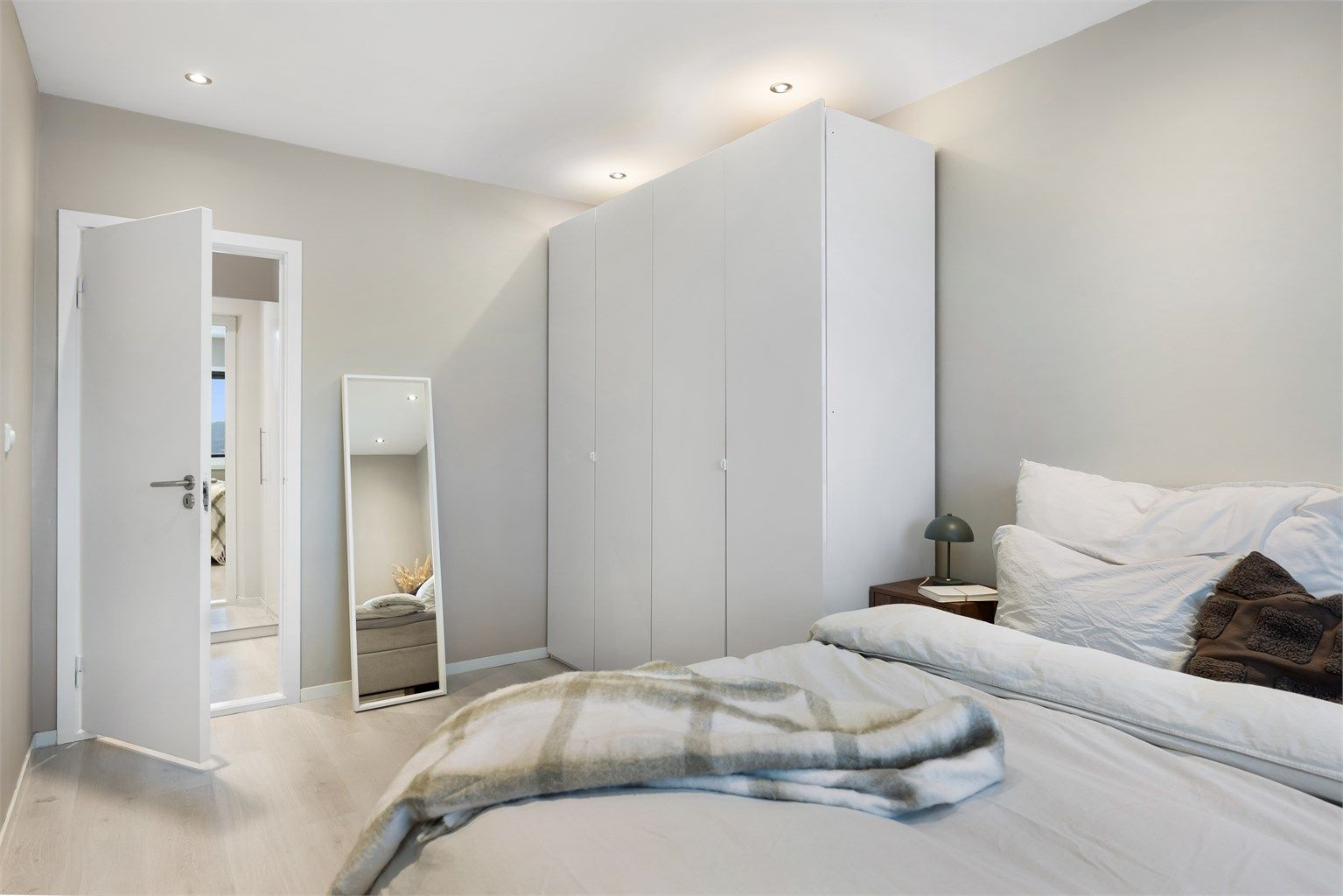 Garderobeskap medfølger. 