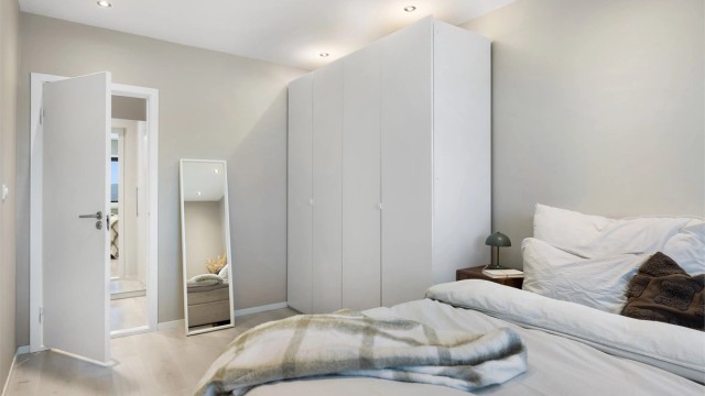 Garderobeskap medfølger.