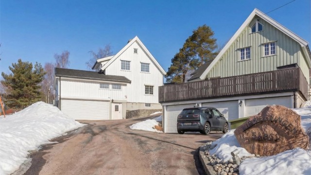 En innholdsrik familiebolig beliggende i et rolig og etablert nabolag på Grorud, attraktivt for barnefamilier.