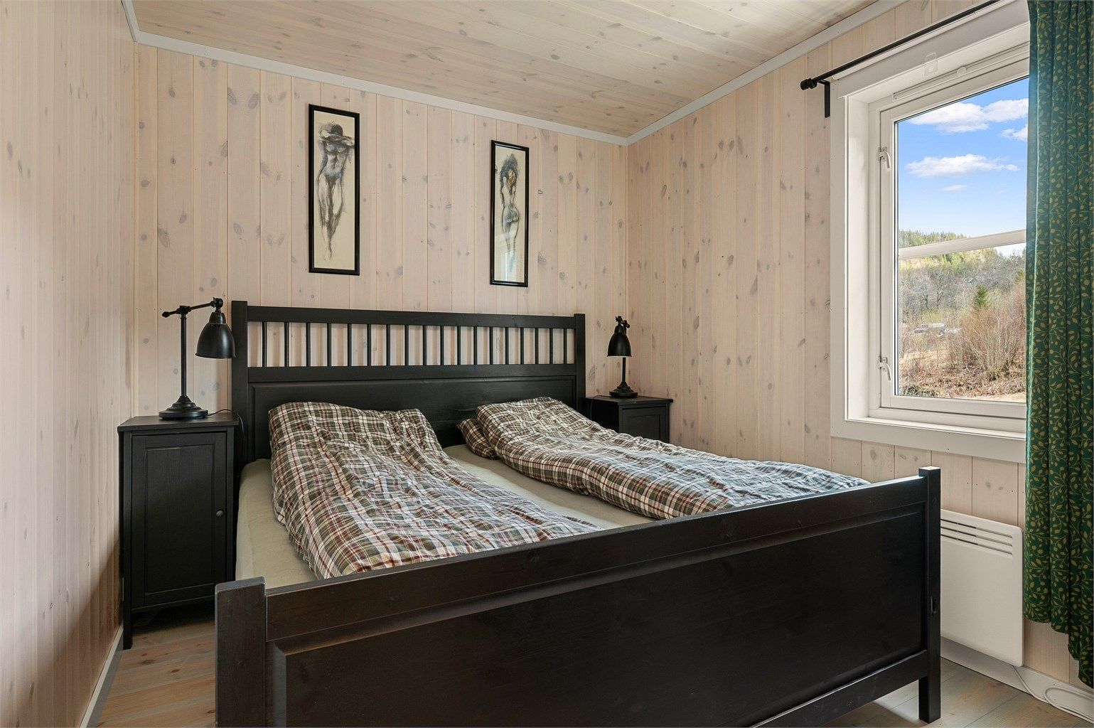 Lyst og hyggelig soverom med plass til dobbeltseng og gode lysforhold fra vindu.