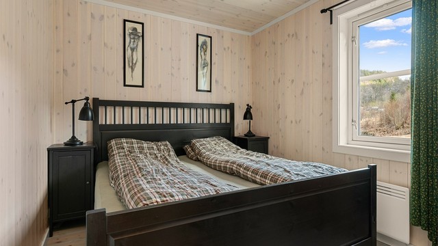 Lyst og hyggelig soverom med plass til dobbeltseng og gode lysforhold fra vindu.