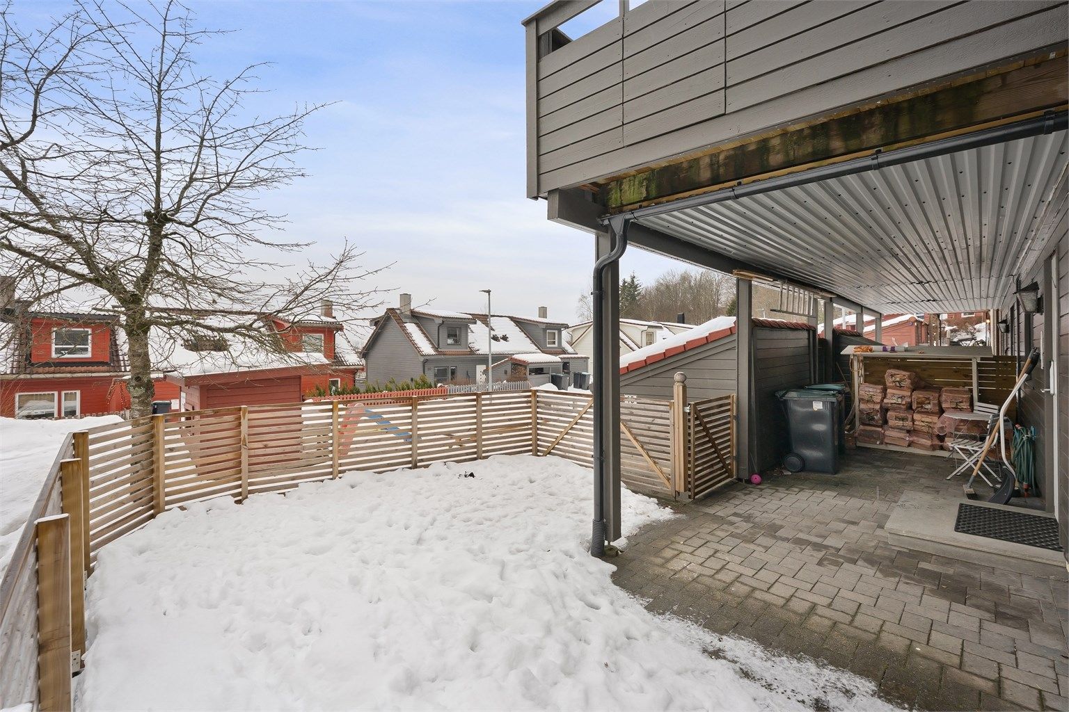 Utvendig kan boligen by på herlige, solrike uteplasser