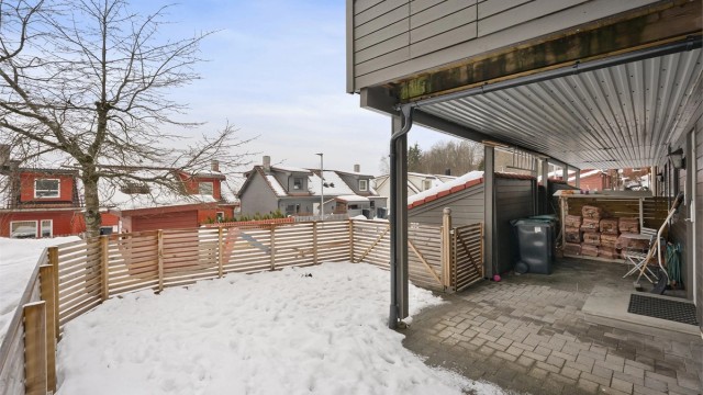 Utvendig kan boligen by på herlige, solrike uteplasser