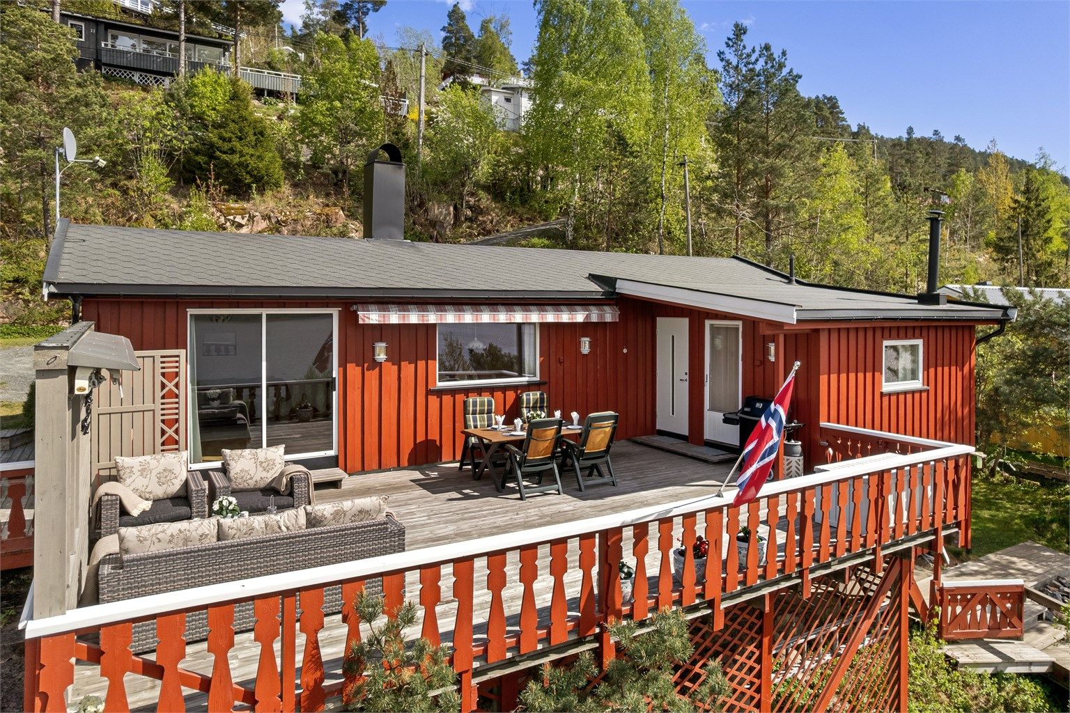 Stor solrikt beliggende terrasse 