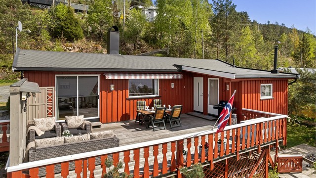 Stor solrikt beliggende terrasse