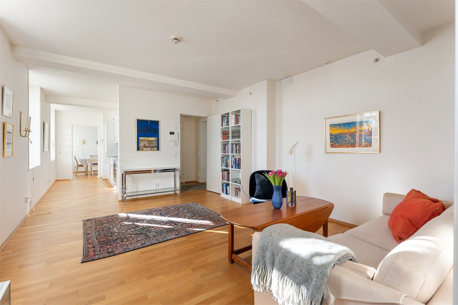 Den åpne løsningen gir en god romfølelse og fleksible møbleringsmuligheter.