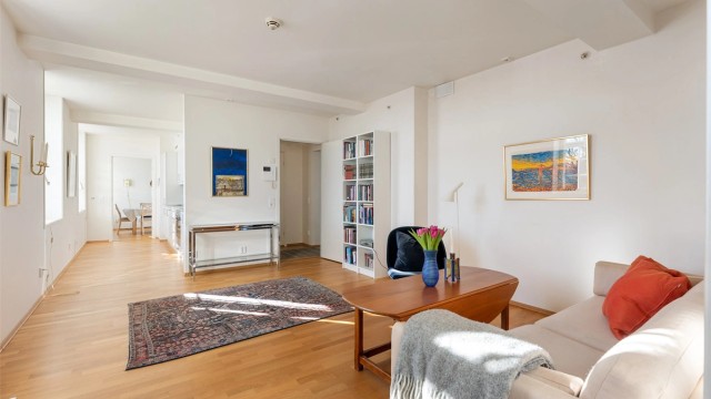 Den åpne løsningen gir en god romfølelse og fleksible møbleringsmuligheter.