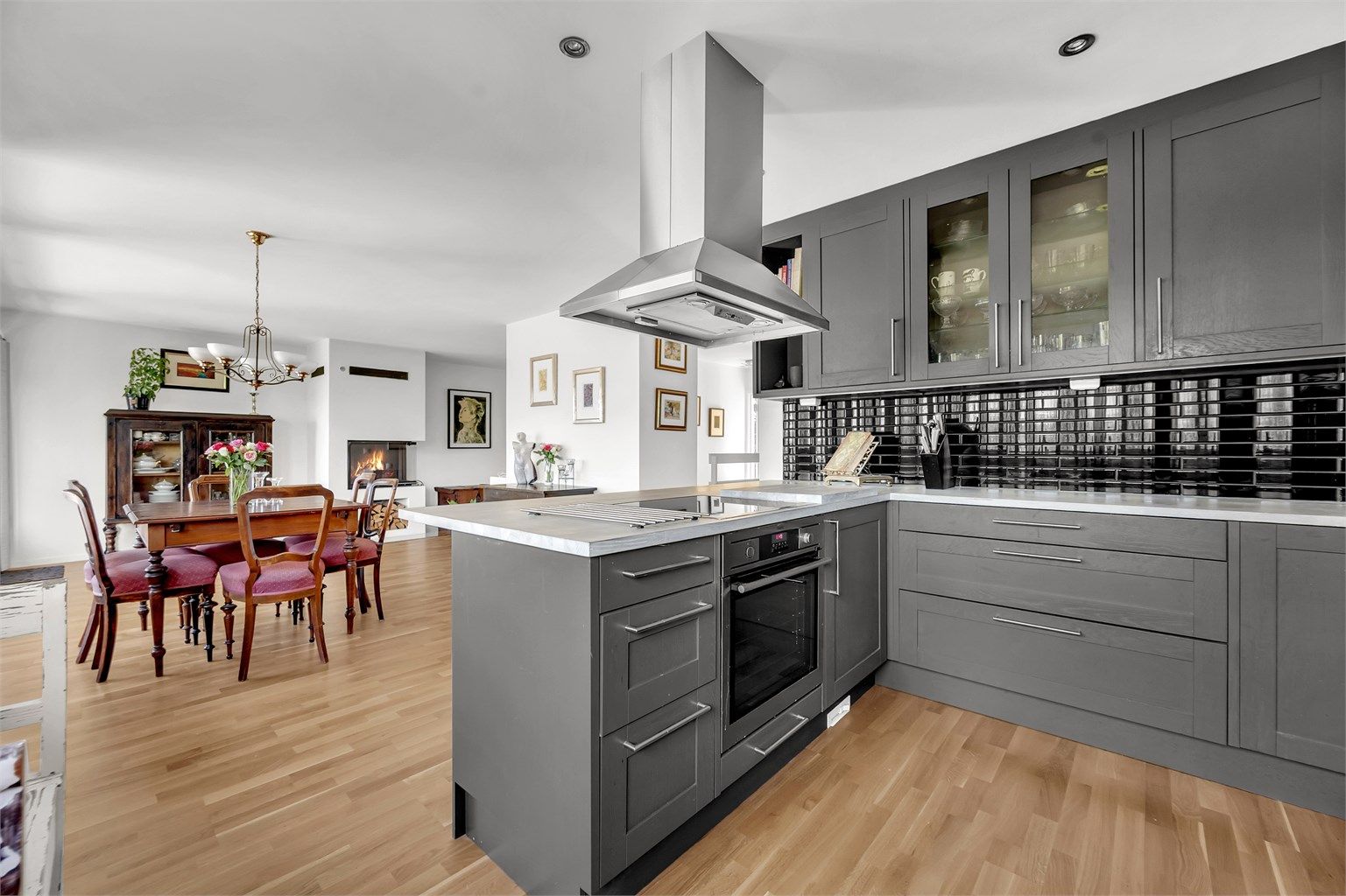  Kjøkkeninnredningen er fra 2014 og er av profilerte fronter og benkeplate i heltre eik med nedfelt oppvaskkum.