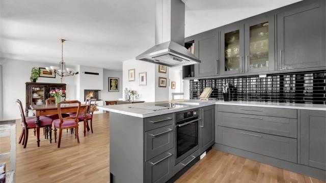 Kjøkkeninnredningen er fra 2014 og er av profilerte fronter og benkeplate i heltre eik med nedfelt oppvaskkum.