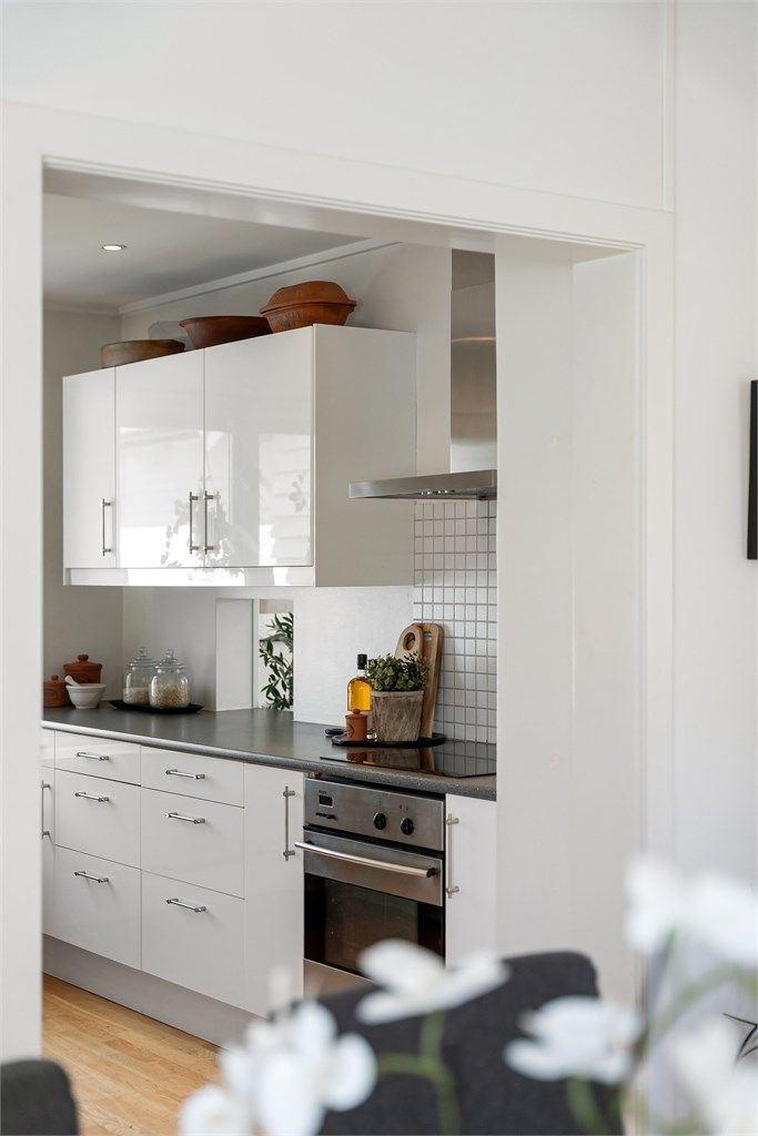 Detalj fra kjøkkenet, sett fra spisestuen.
