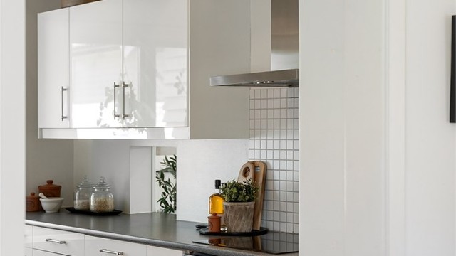 Detalj fra kjøkkenet, sett fra spisestuen.