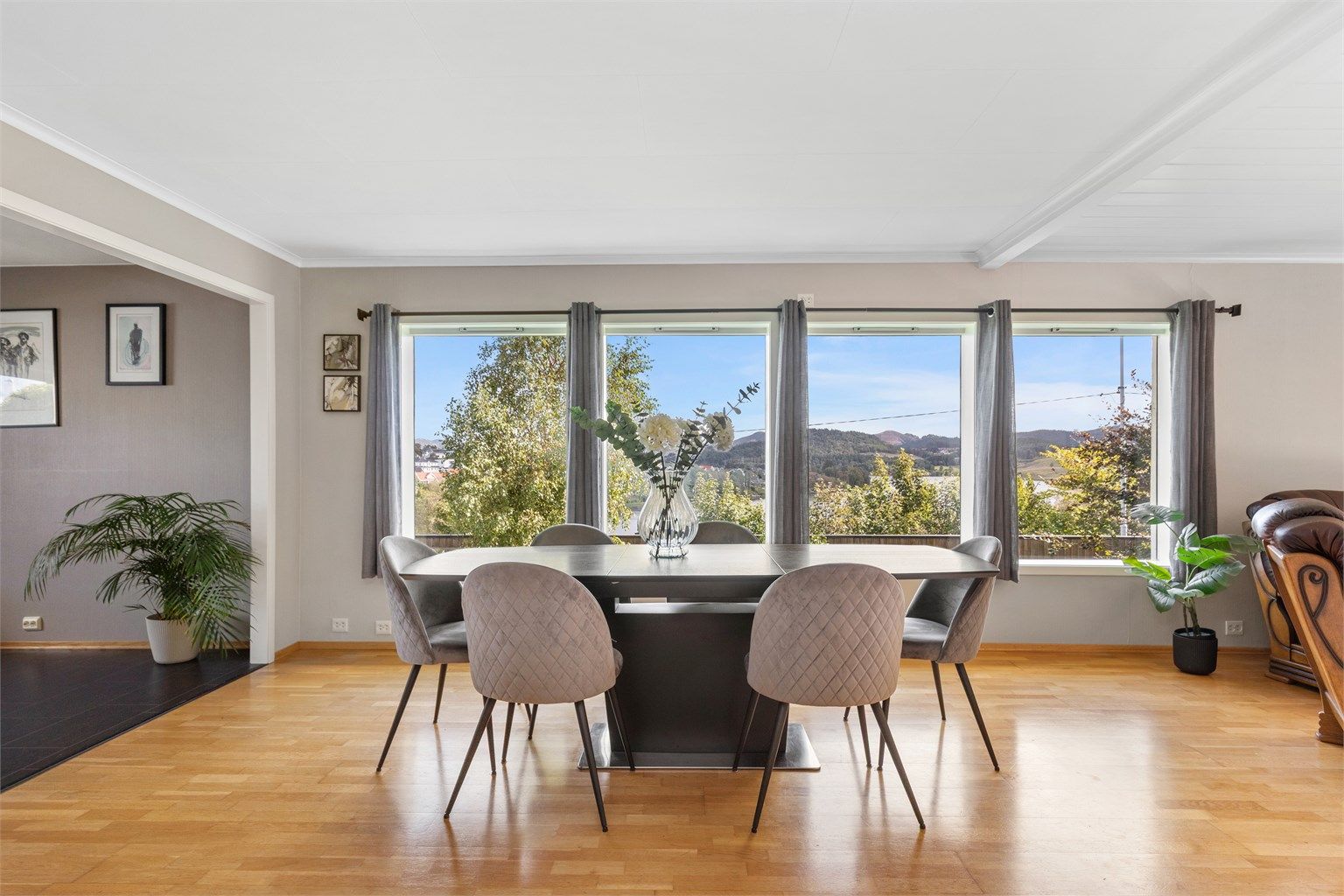 Stue med store vindusflater som slipper inn rikelig med naturlig dagslys