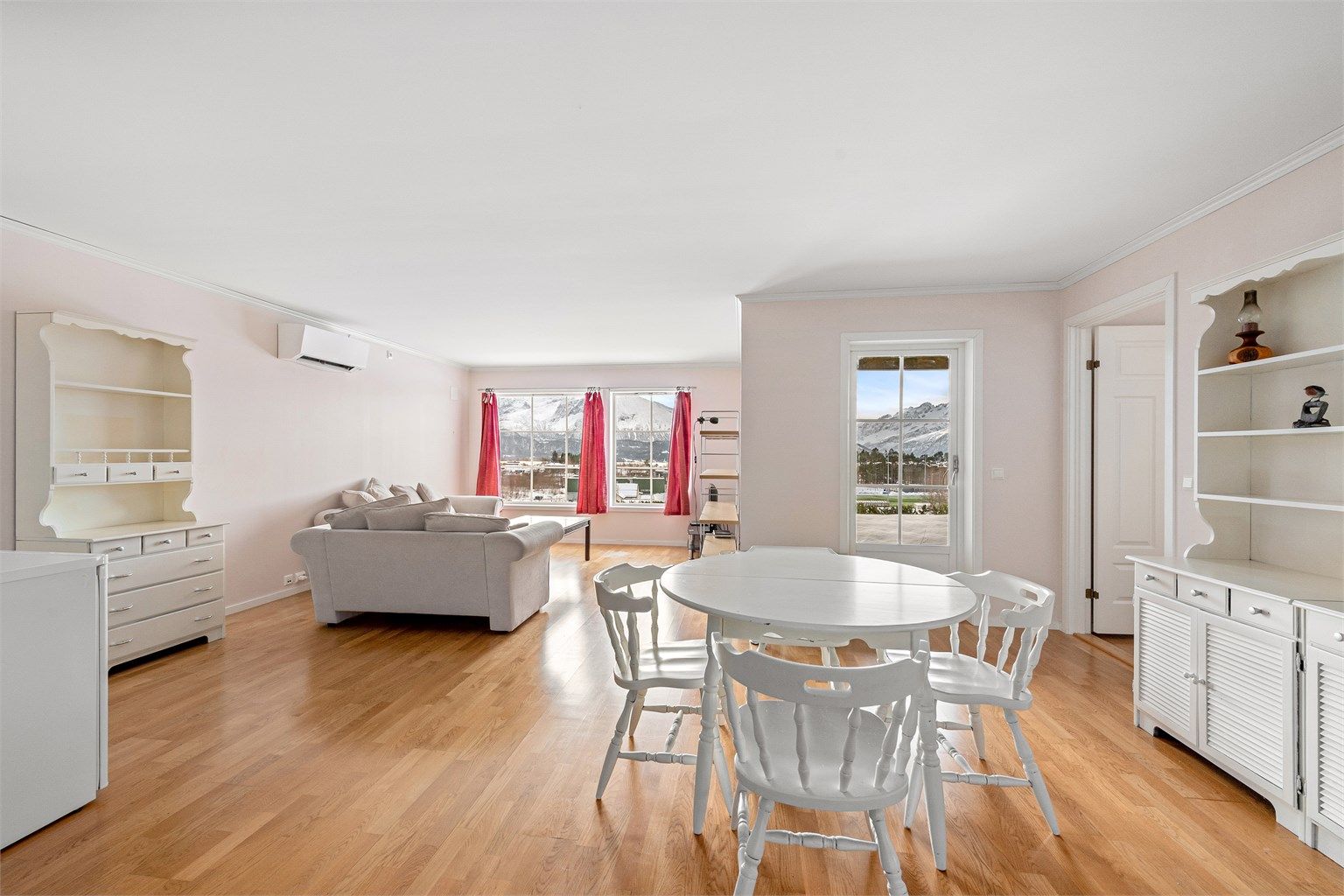 Stuen i leiligheten er lys og åpen, med plass til både sofagruppe og spisebord.