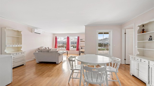 Stuen i leiligheten er lys og åpen, med plass til både sofagruppe og spisebord.