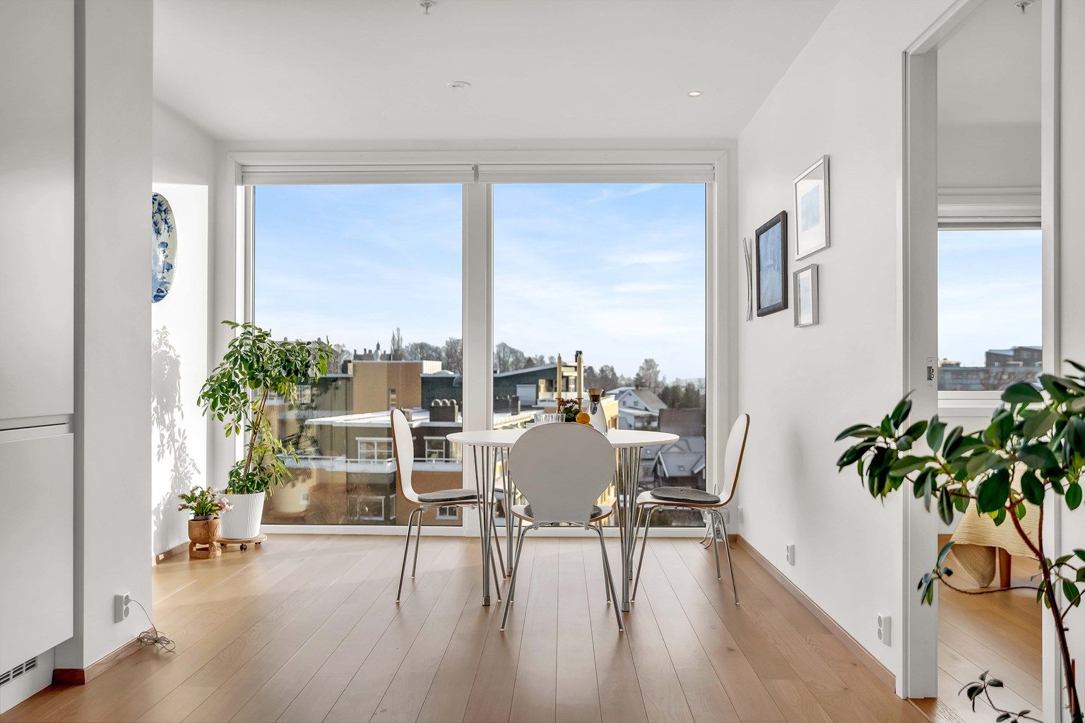 Velkommen til Bærumsveien 203 - Dette er en lekker og moderne 3-roms gjennomgående toppleilighet med meget gode kvaliteter og sentral beliggenhet