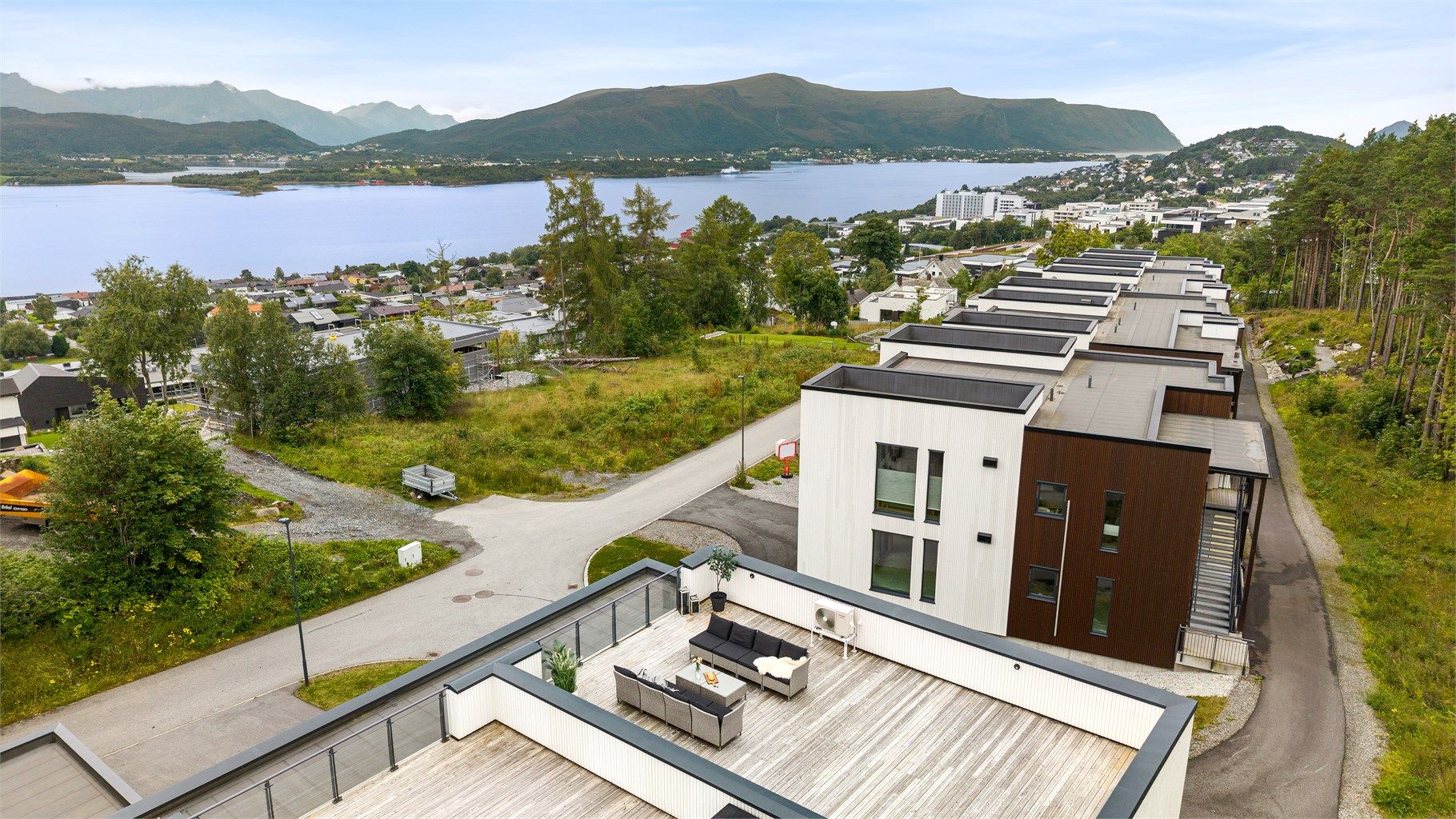 Fra eiendommen er det gangavstand til skoler og barnehager.
