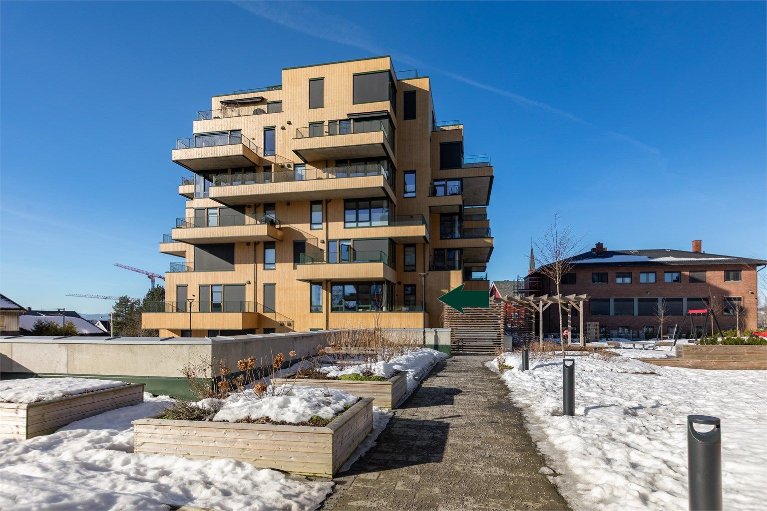 Leiligheten ligger i en høy 1. etasje