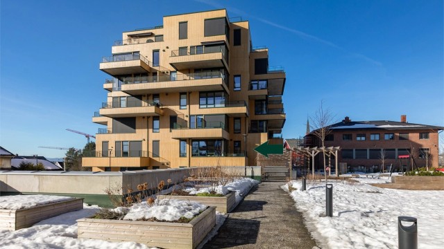 Leiligheten ligger i en høy 1. etasje