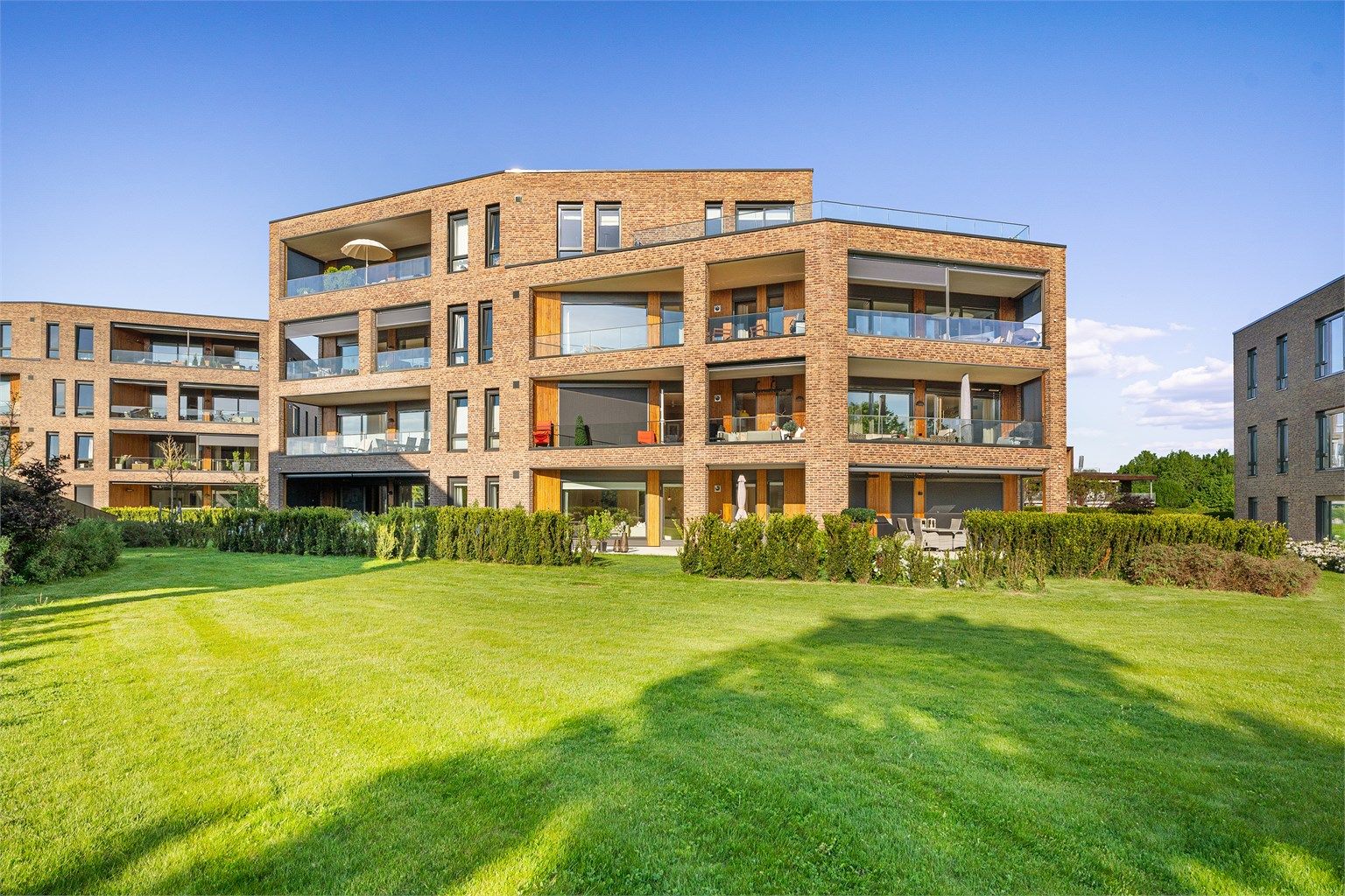 Velkommen til en fantastisk frontleilighet med 95 kvm privat uteplass og gode solforhold!