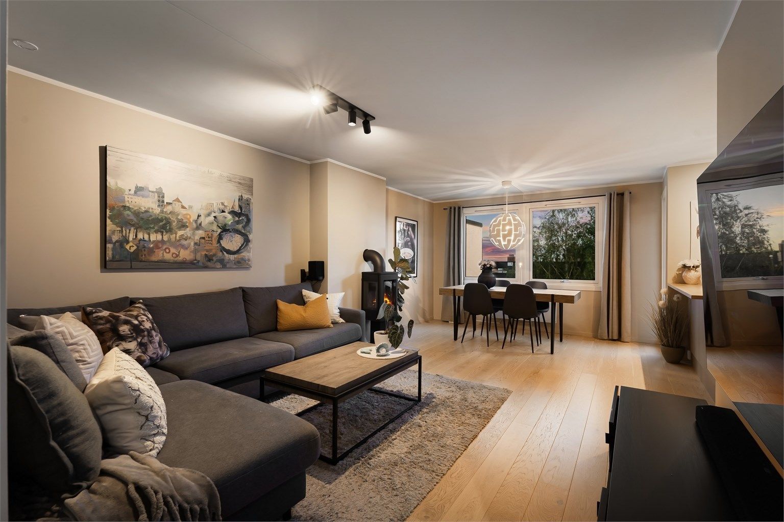 Stuen har god plass til både sofagruppe og spisebord.