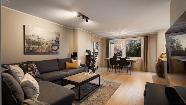 Stuen har god plass til både sofagruppe og spisebord.