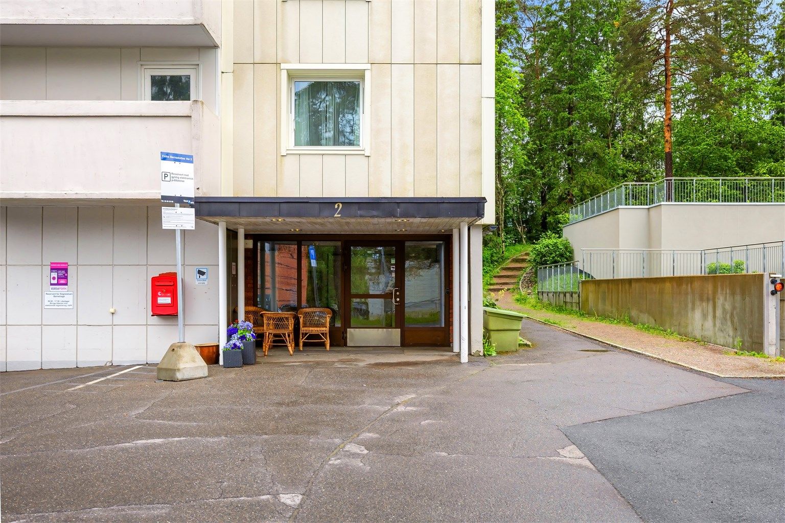 Fra inngangspartiet er det kun få minutters gange til Kringsjå T-banestasjon.