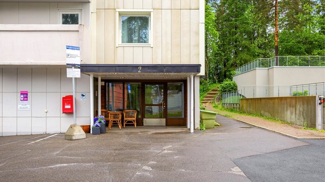 Fra inngangspartiet er det kun få minutters gange til Kringsjå T-banestasjon.