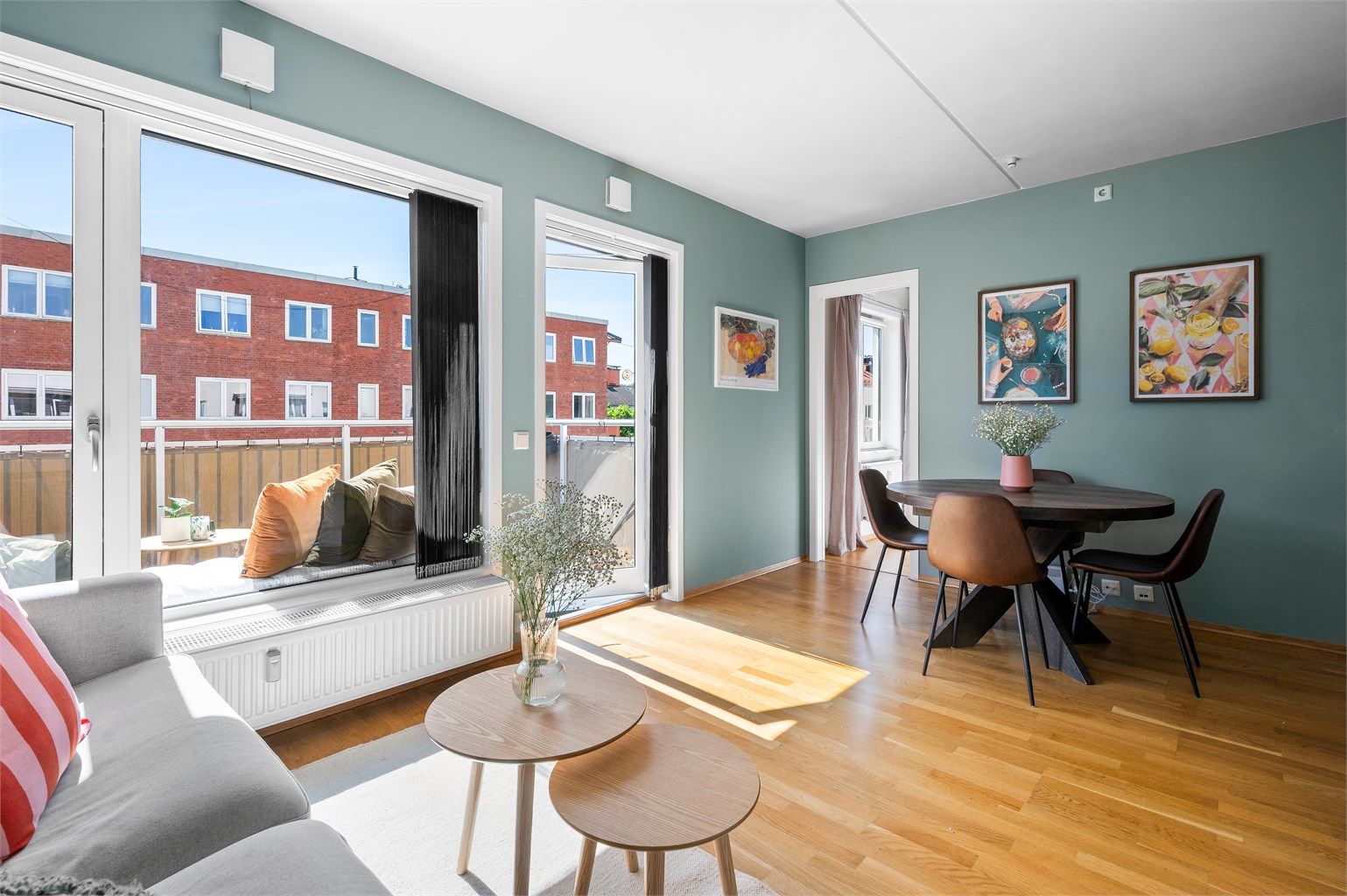 En meget attraktiv 2-roms med fantastisk balkong beliggende på populære Ensjø. Dette er et svært ettertraktet nabolag, perfekt for deg som ønsker nærhet til alt du trenger.