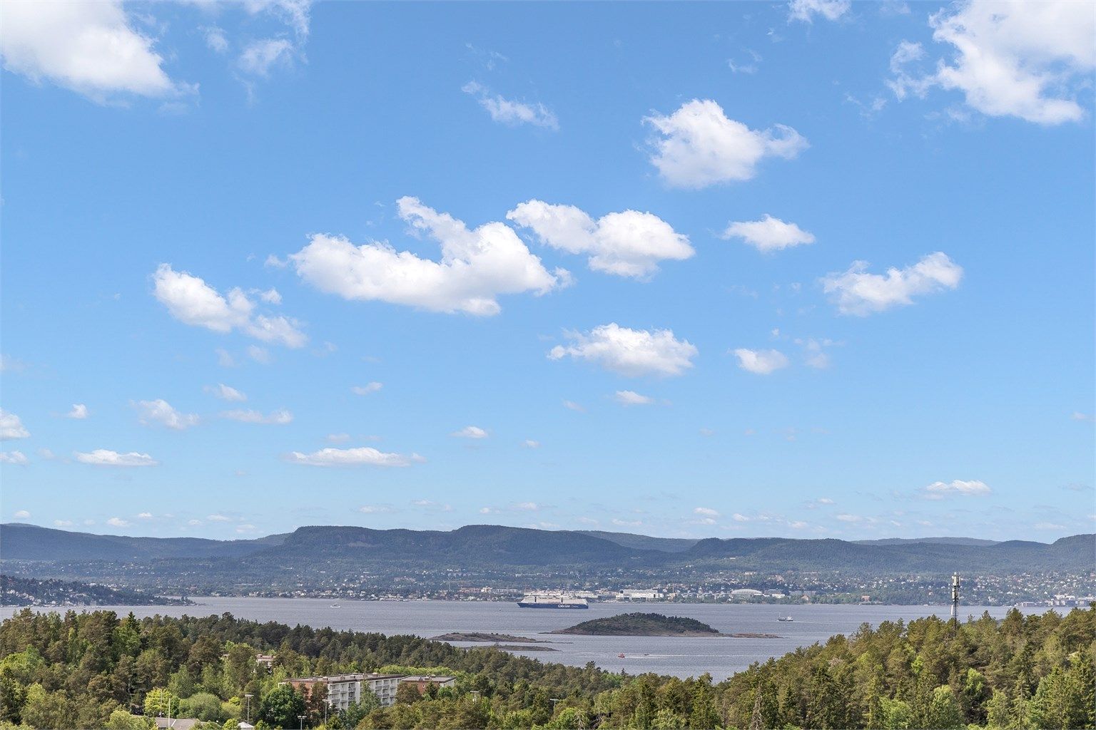 Utsikten er fantastisk med panoramautsikt over Oslofjorden, de omkringliggende øyene og opp mot Holmenkollen.