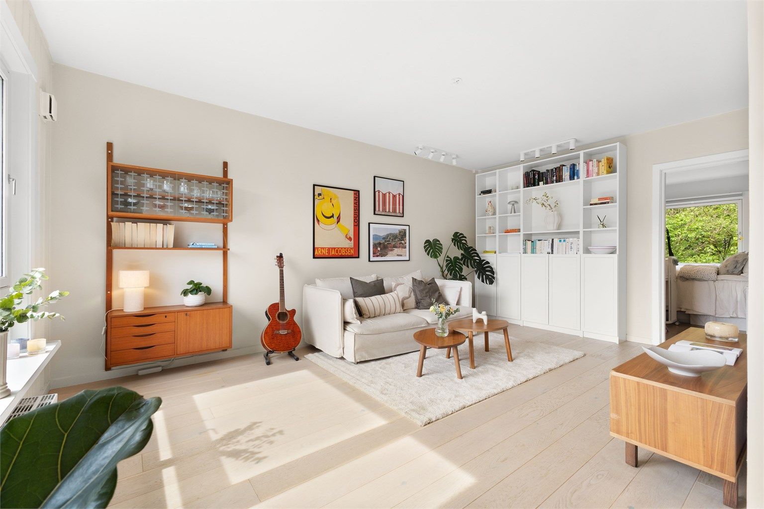 Leiligheten har en romslig stue som med de store vindusflatene, får en lys og luftig atmosfære.