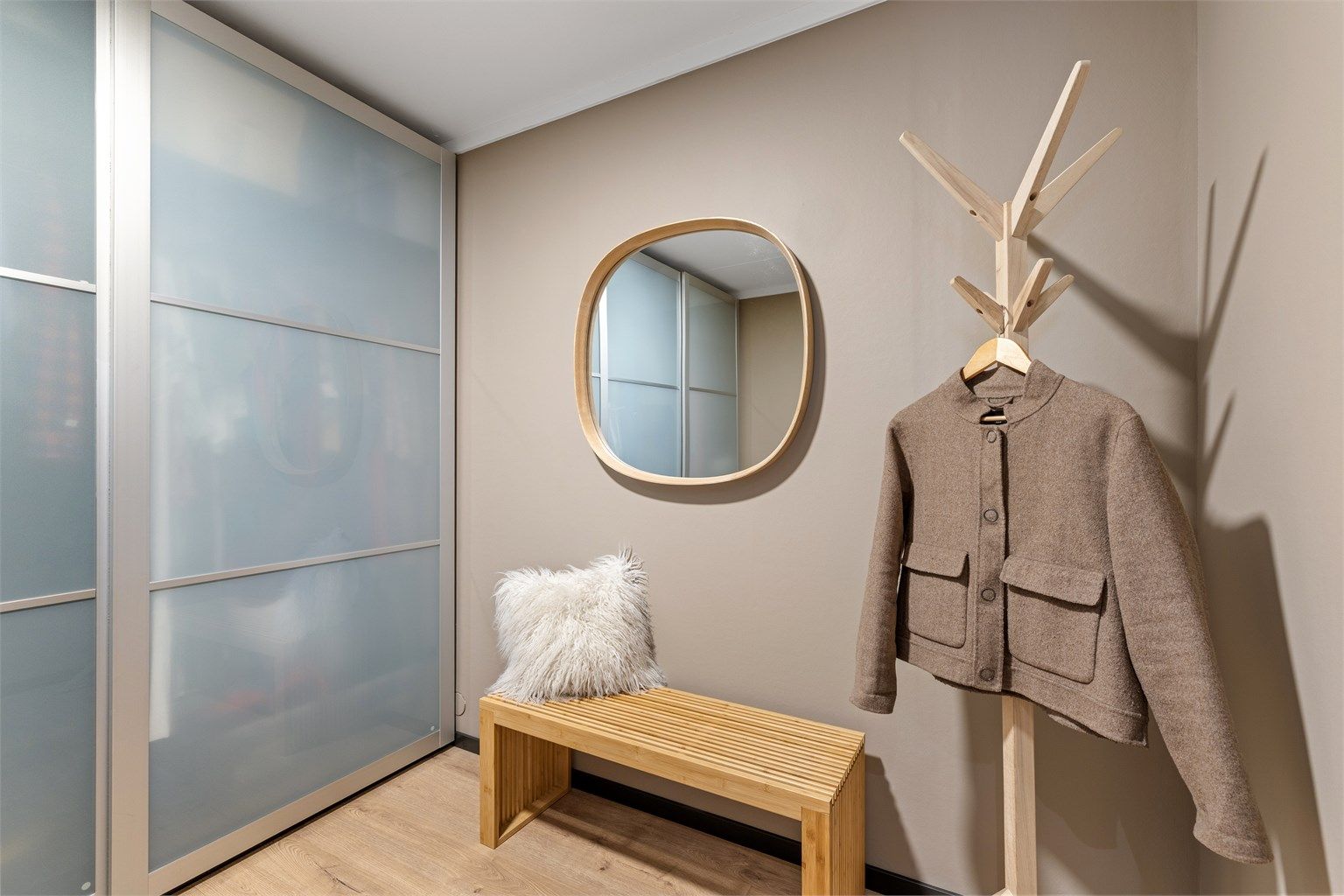 Boden er nyoppusset og fremstår meget delikat som et hyggelig omkledningsrom med herlig garderobeplass