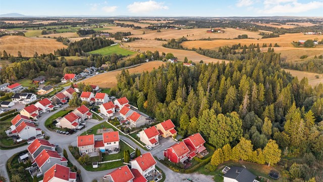Kort gangavstand til Bekkeberget bussholdeplass med avganger mot Oslo.