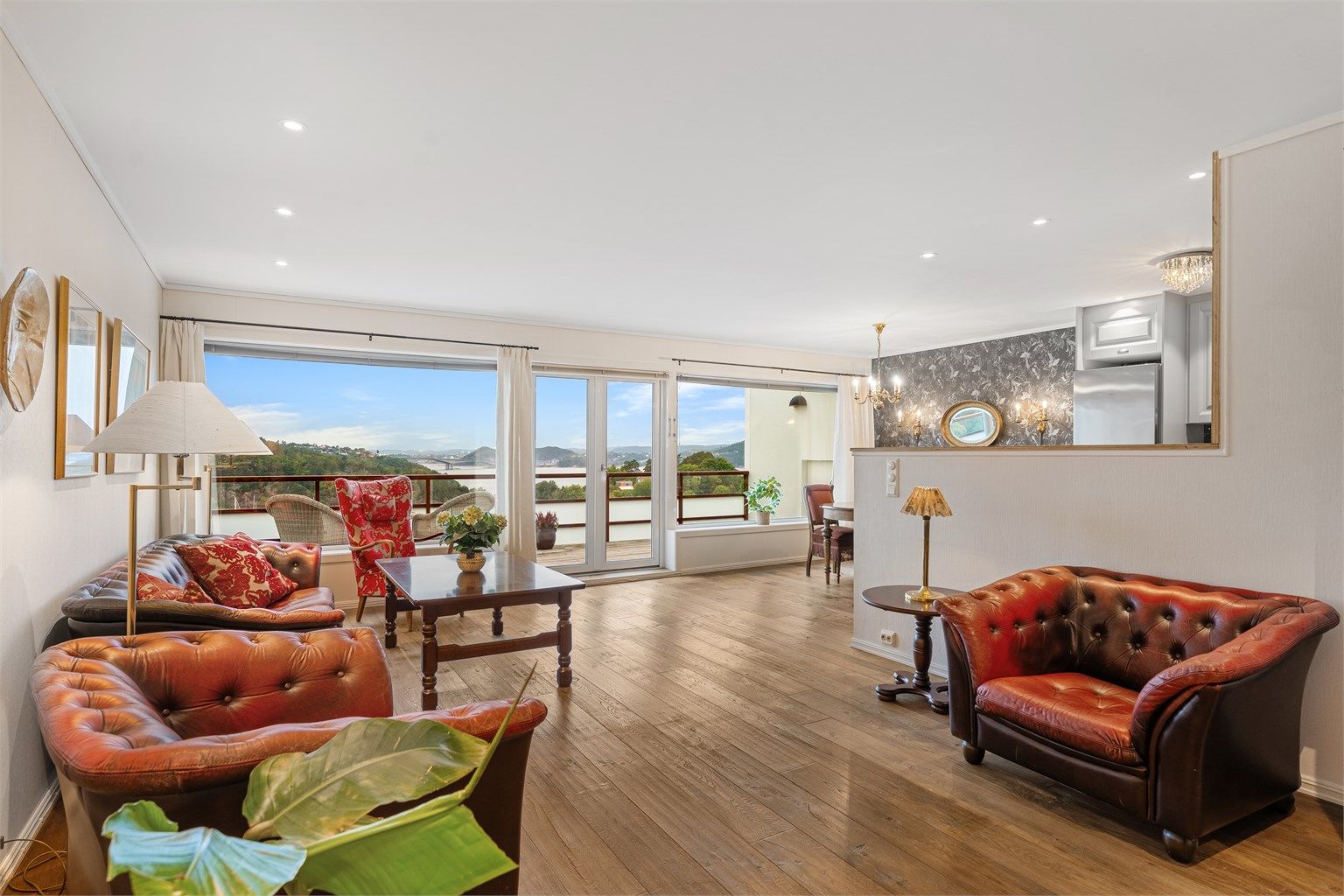 Velkommen til Vigvollåsen 8 - En lys og innbydende toppleilighet med kveldssol og sjøutsikt mot Topdalsfjorden og Kristiansand. Garasje. Heis. Sentralt 