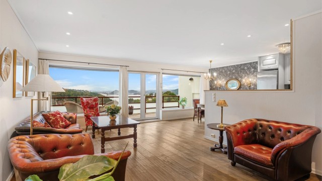 Velkommen til Vigvollåsen 8 - En lys og innbydende toppleilighet med kveldssol og sjøutsikt mot Topdalsfjorden og Kristiansand. Garasje. Heis. Sentralt