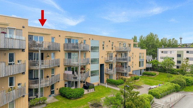 I nærområdet finner du flere dagligvarebutikker, samt et bredt utvalg av butikker og servicetilbud på Valentinlyst Senter og Sirkus Shopping. Her finnes blant annet apotek, vinmonopol, spisesteder og øvrige servicetjenester.