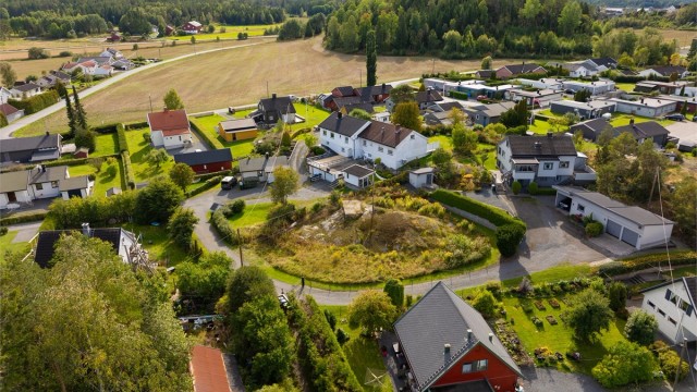 Tomten i Våkkroken 9B presenteres av Kenneth Graarud Olsen i Krogsveen. Det er tidligere gitt rammetillatelse for oppføring av tomannsbolig på tomten.