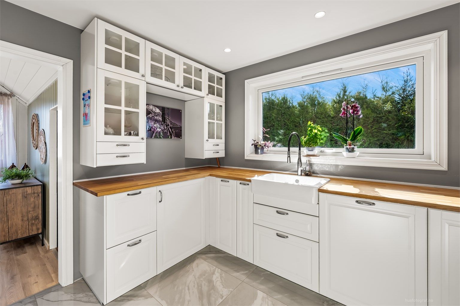 Kjøkken fra 2021 med profilerte fronter, vitrineskap og god benkeplass.