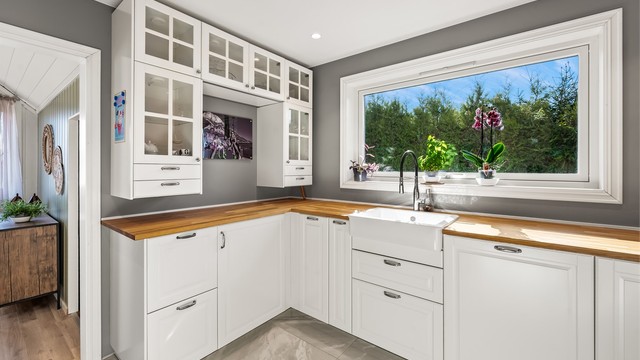 Kjøkken fra 2021 med profilerte fronter, vitrineskap og god benkeplass.