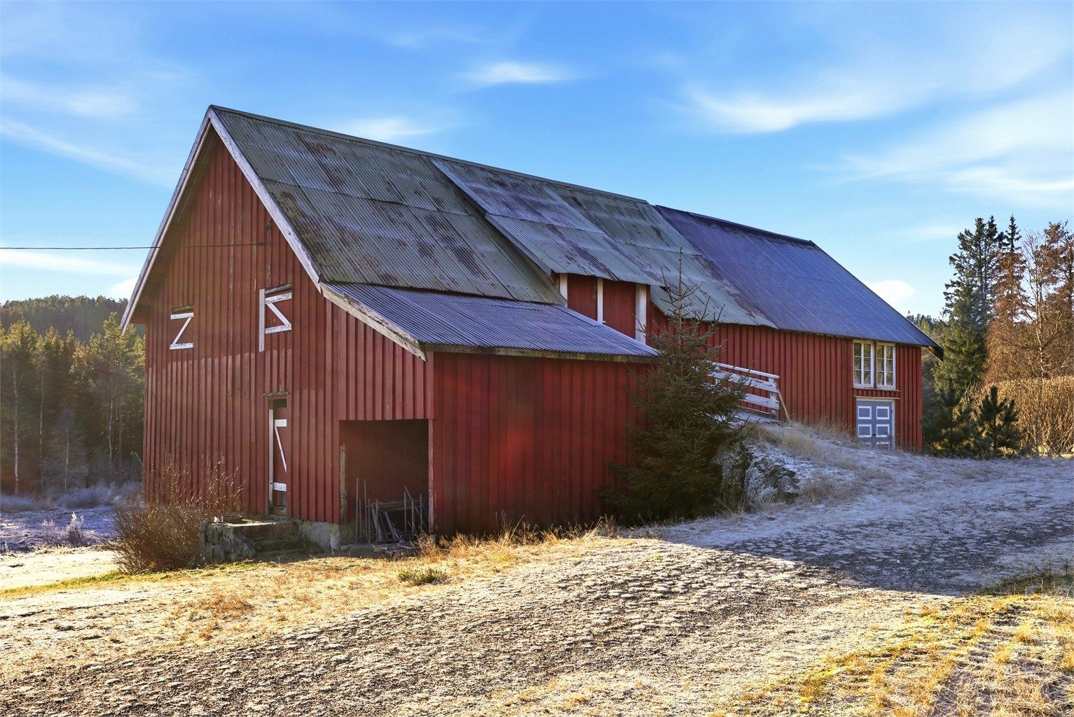 Låven er stor med mange flotte muligheter for drift og dyrehold.