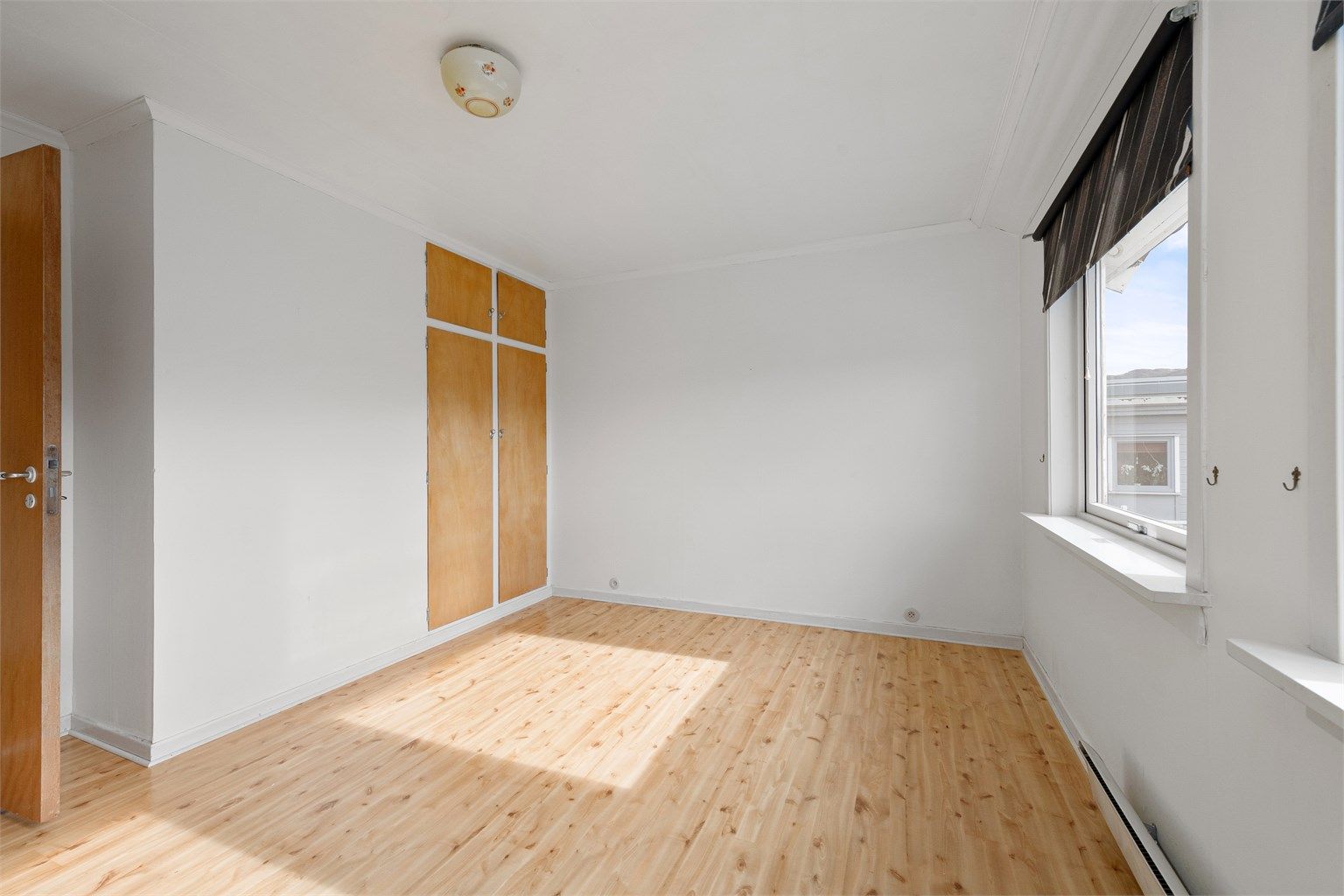 Soverom 1 i 2. etasje har både frittstående og integrert garderobeskap  