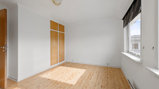 Soverom 1 i 2. etasje har både frittstående og integrert garderobeskap