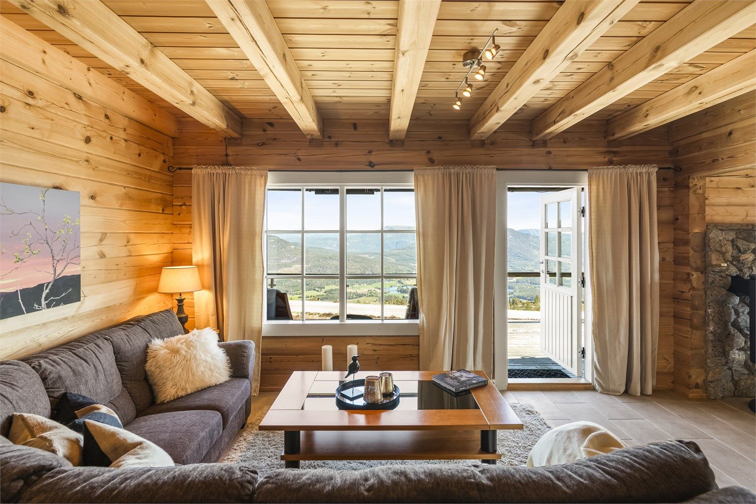 Fra stuen er det direkte utgang til det store, delvis overbygde terrasseområdet.