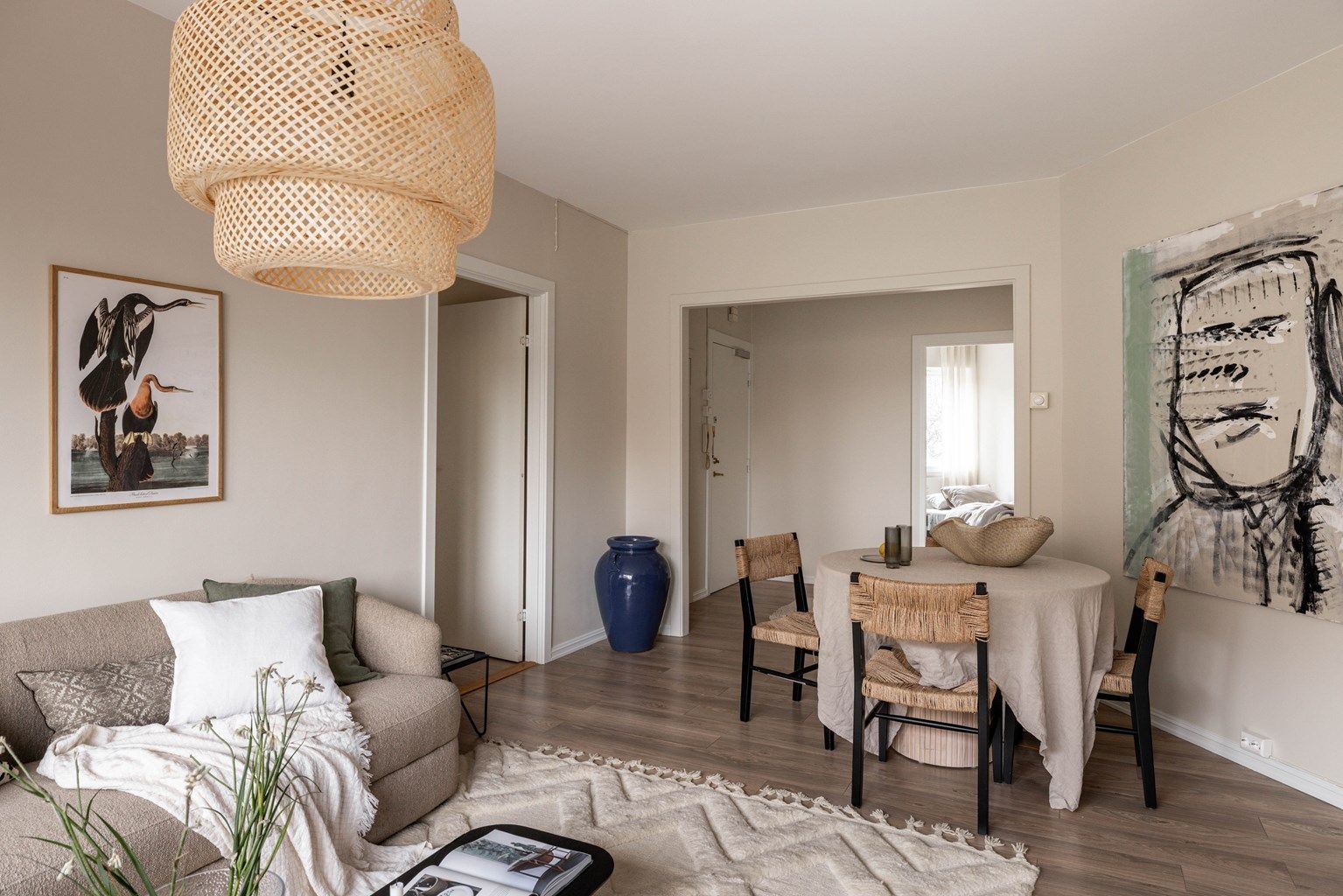 Lys og gjennomgående leilighet med kombinert stue og spisegruppe. 