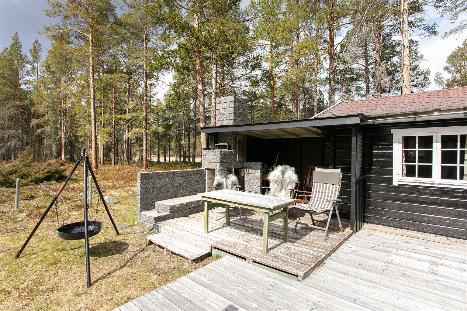 Den murte utepeisen og bålpannen legger til rette for hyggelige kvelder utendørs.
