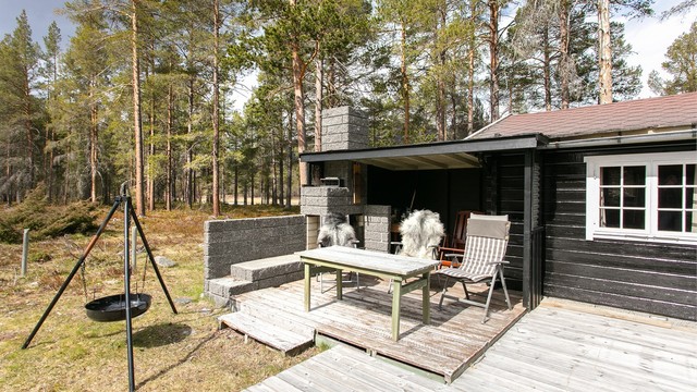 Den murte utepeisen og bålpannen legger til rette for hyggelige kvelder utendørs.