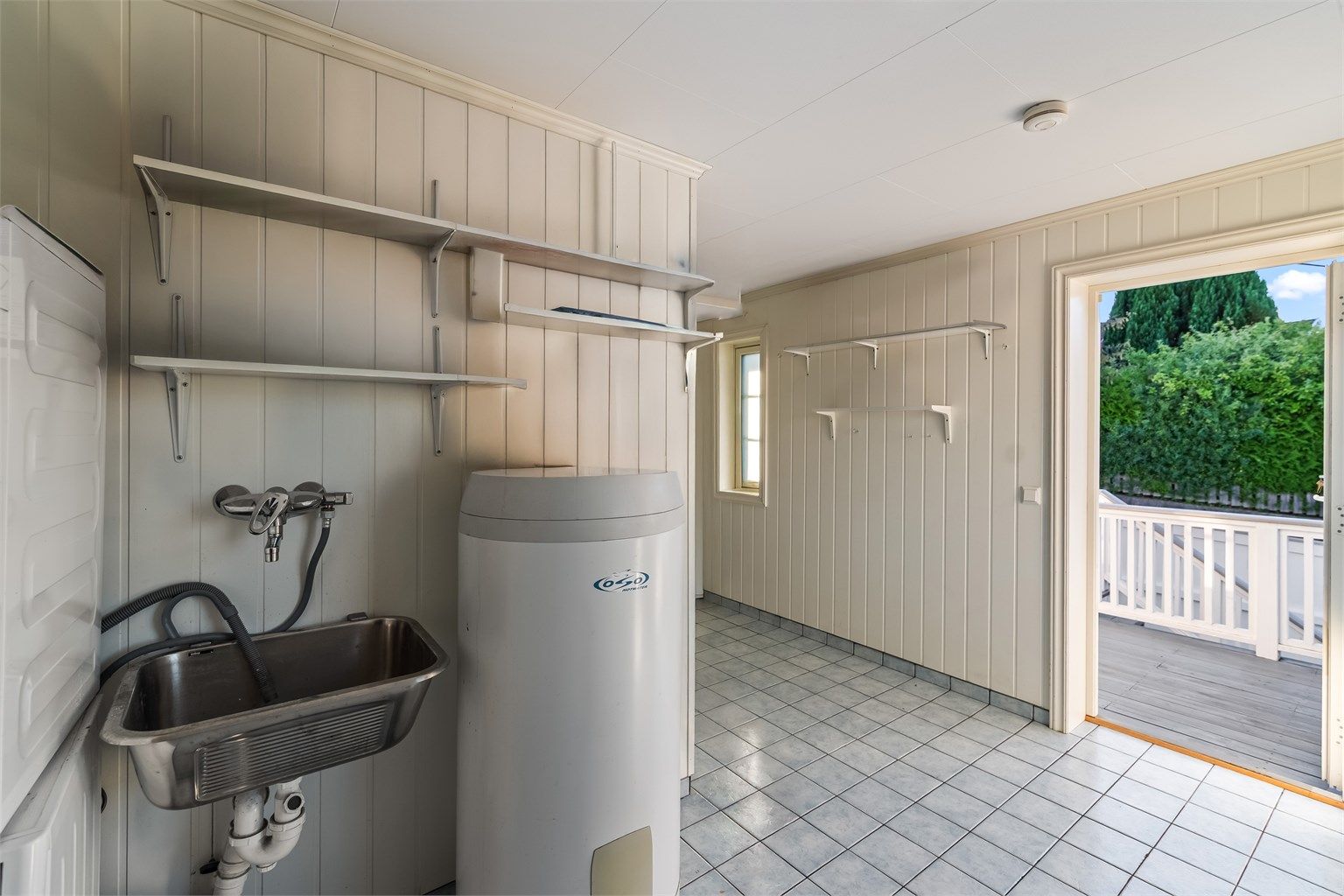 I 1. etasje er det også innredet et meget romslig vaskerom. Her er gulvflatene belagt med fliser, og veggene har malte panelplater. Vaskerommet har egen inngang – perfekt etter luftetur med familiens hund, eller når de minste kommer sølete hjem.