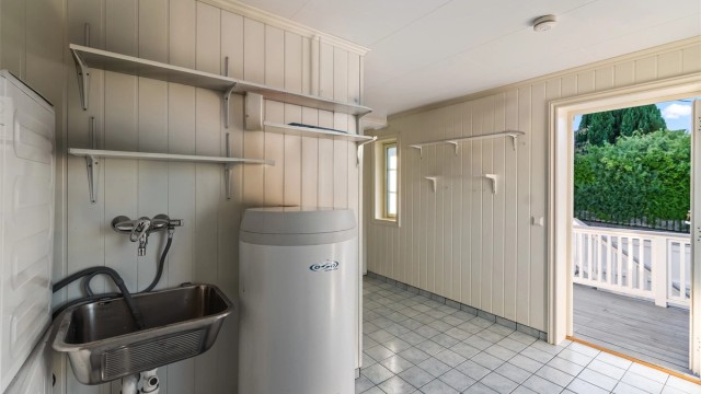 I 1. etasje er det også innredet et meget romslig vaskerom. Her er gulvflatene belagt med fliser, og veggene har malte panelplater. Vaskerommet har egen inngang – perfekt etter luftetur med familiens hund, eller når de minste kommer sølete hjem.