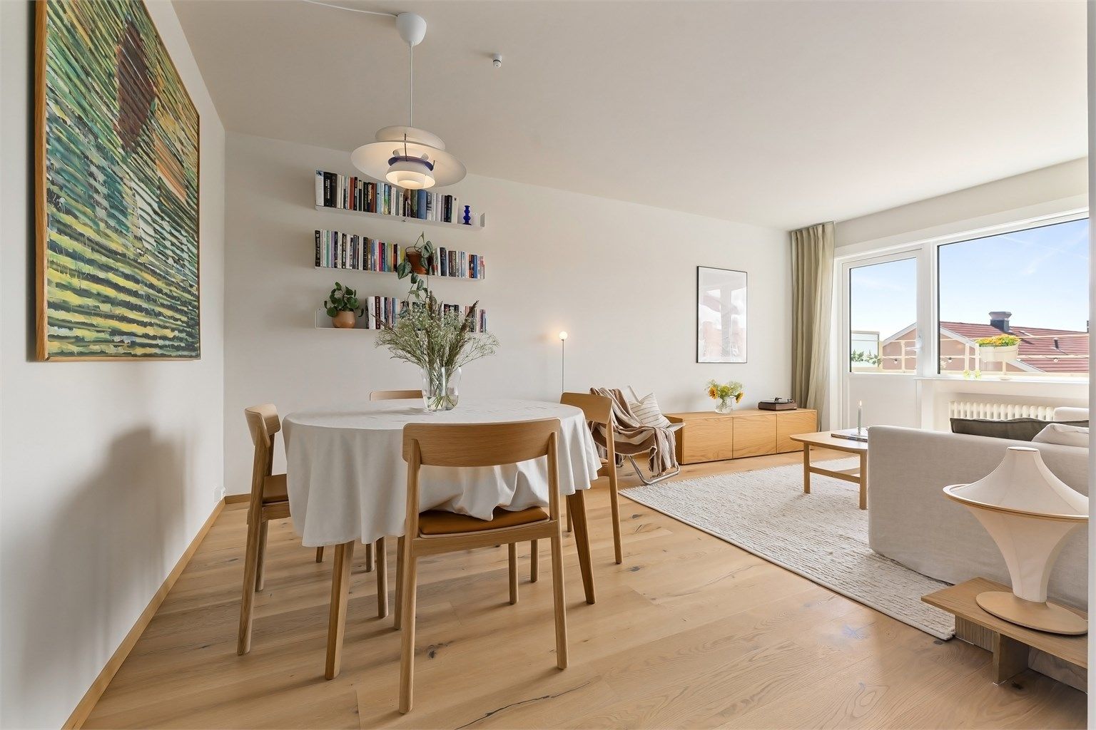 Tiltalende og moderne stue med en lys og luftig romfølelse